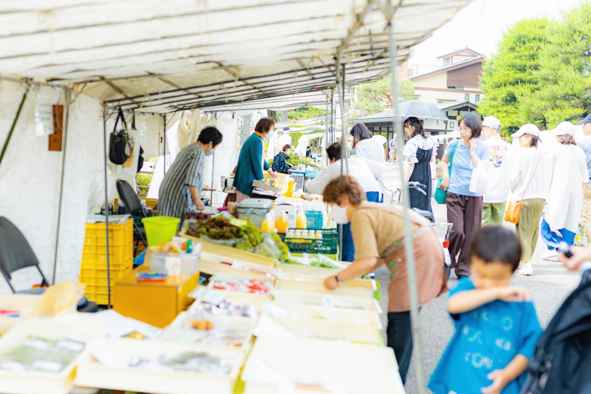 人々が行き交う飛騨高山の陣屋前朝市