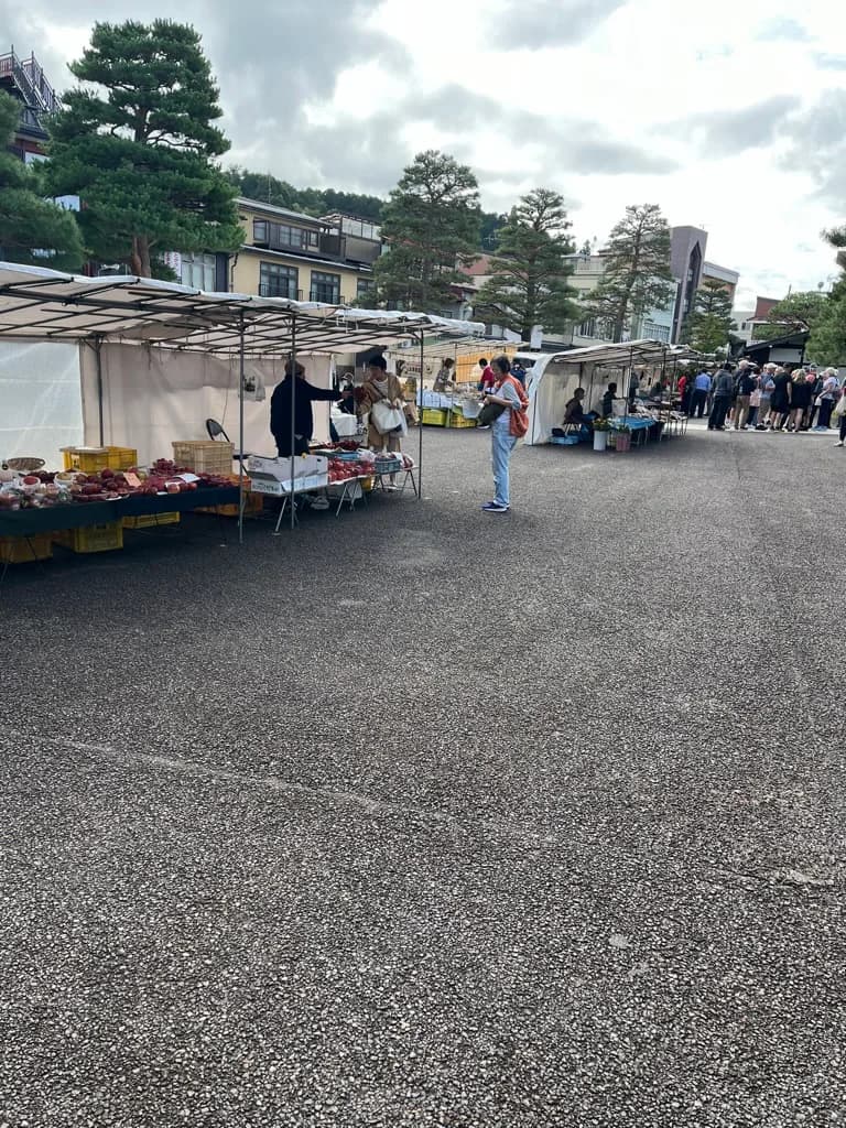 飛騨高山の陣屋前朝市に並ぶ店々