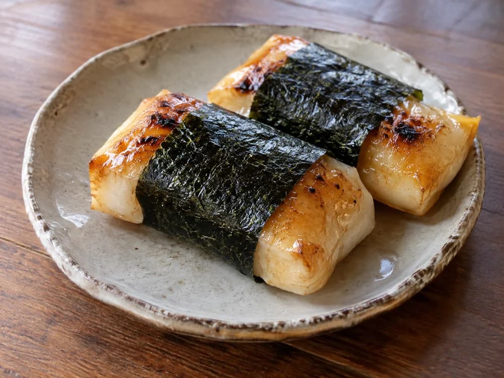 醤油を絡めて海苔を巻いた磯辺焼きの盛り付けイメージ