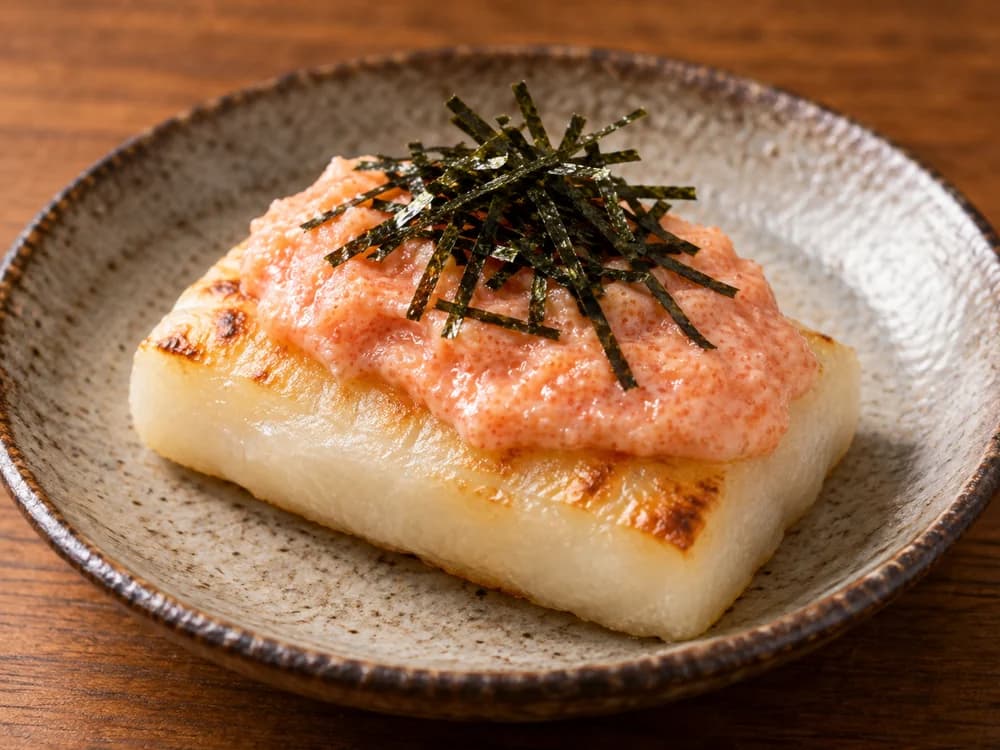 明太マヨと刻み海苔をのせた焼き餅の盛り付けイメージ