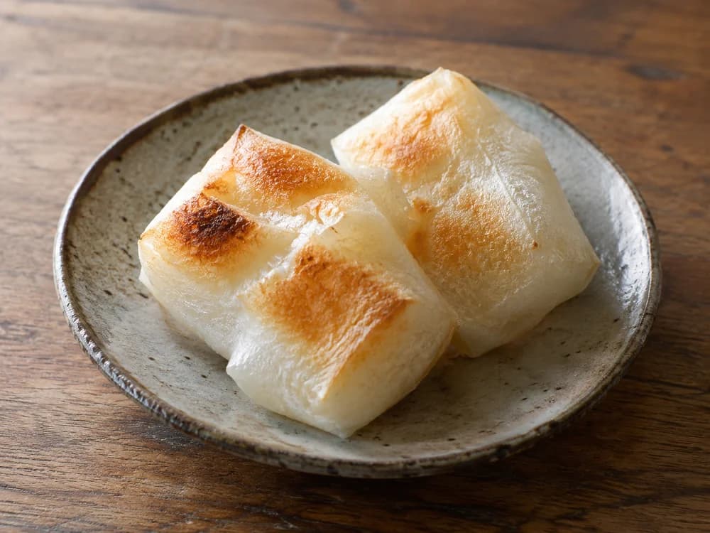 香ばしく焼き色をつけた切り餅の盛り付けイメージ