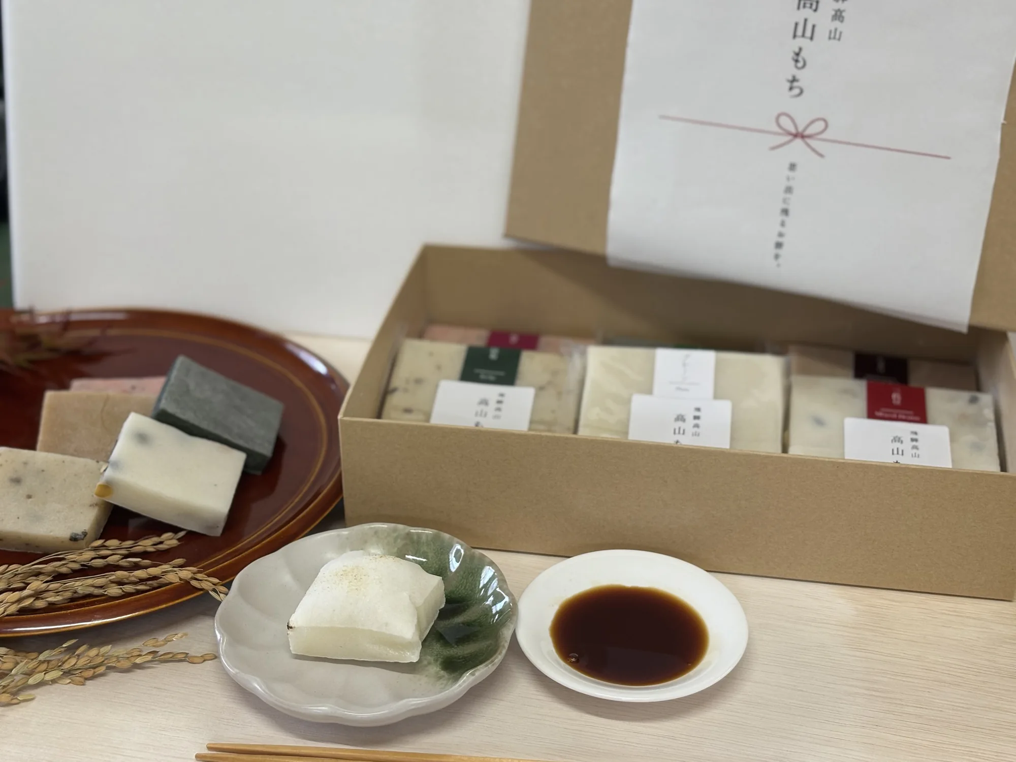 小皿の醤油とともに器に盛った山田もち店の切り餅
